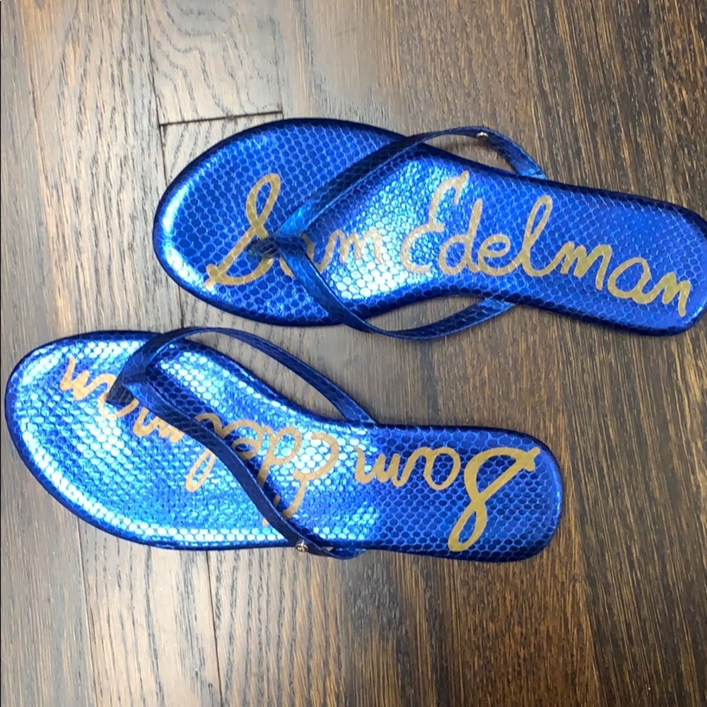 Shiny blue Sam Edelman flip flops 💙